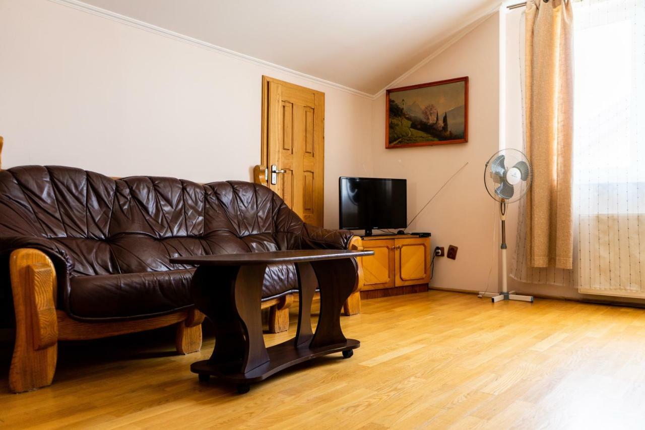 Hostel Villa Roma Lviv Buitenkant foto