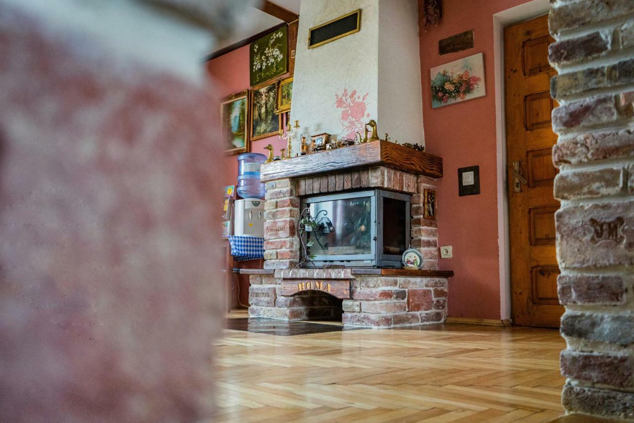 Hostel Villa Roma Lviv Buitenkant foto