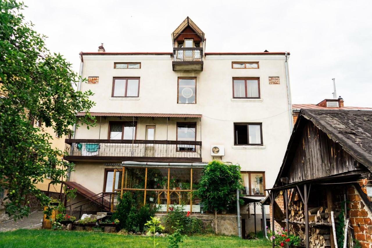 Hostel Villa Roma Lviv Buitenkant foto